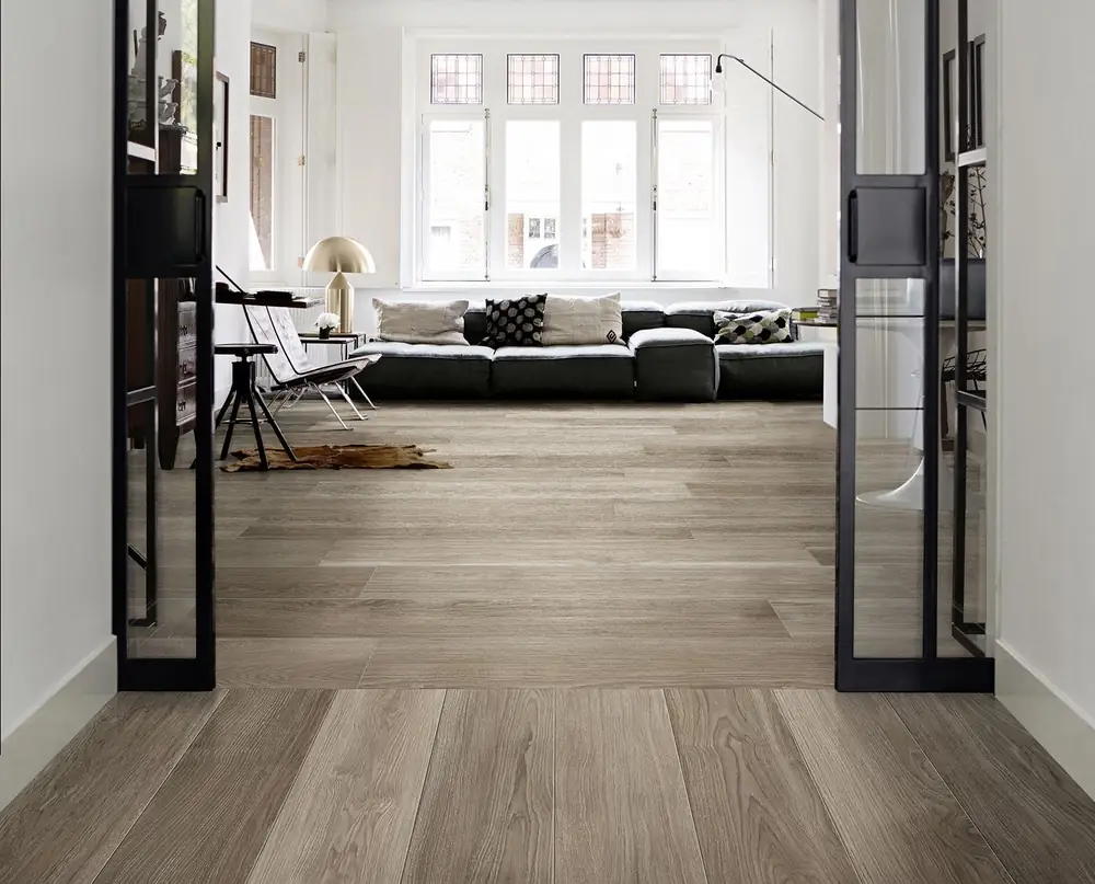 Stofa með Marazzi Treverkmust Taupe parketflísum á gólfi