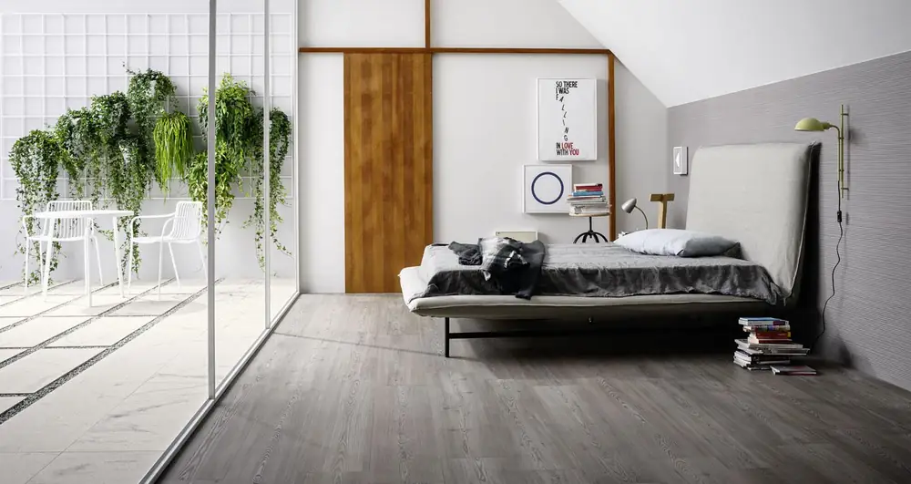 Svefnrými með Marazzi Trevertrend Larice Cenere parketflísum